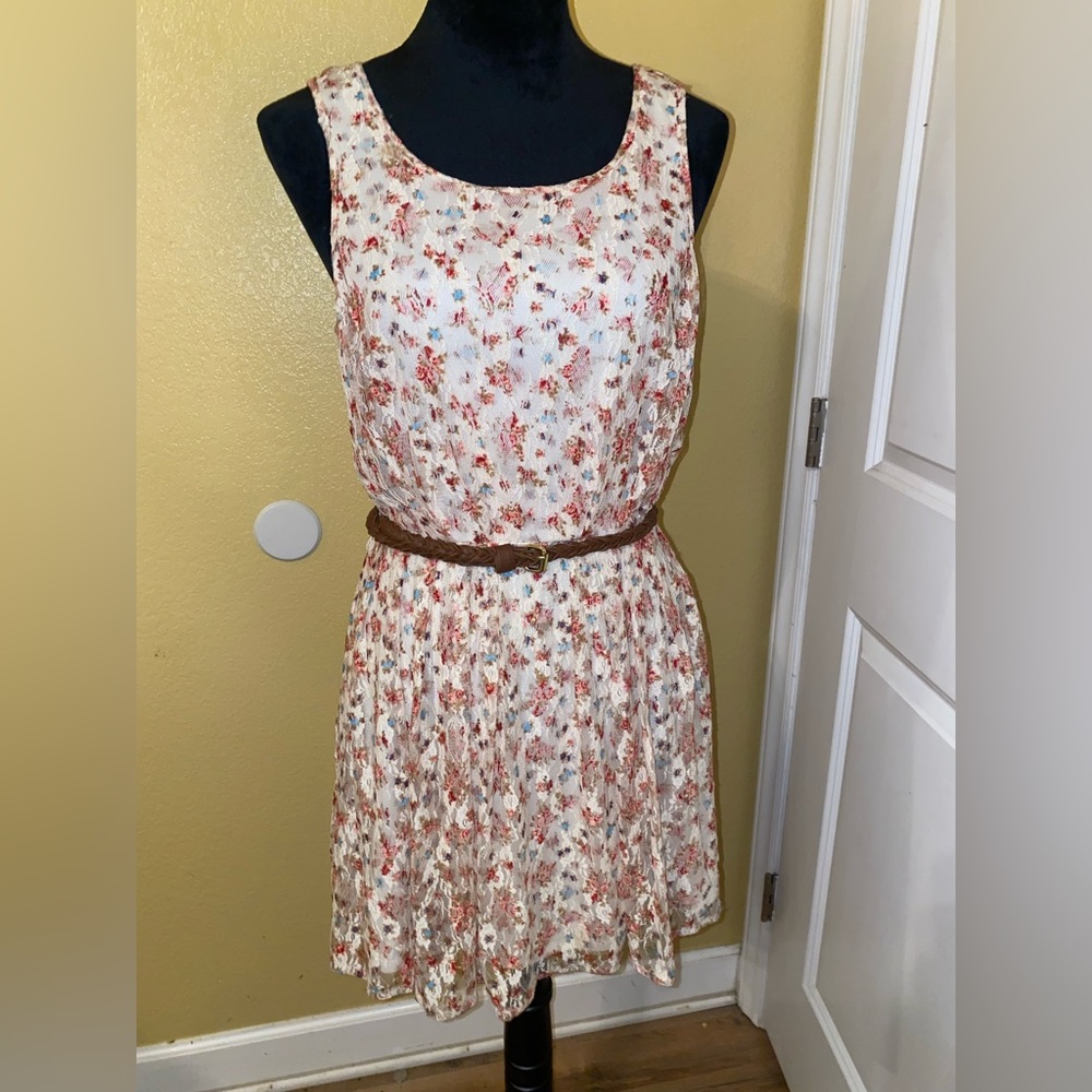 Sleeveless dress. Medium in size. Brand: heartsoul. Belt included